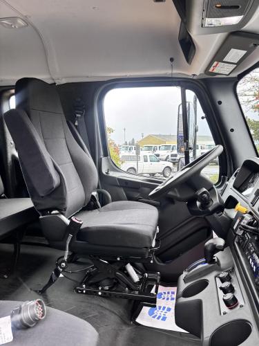 FREIGHTLINER BUSINESS CLASS M2 106 PLUS