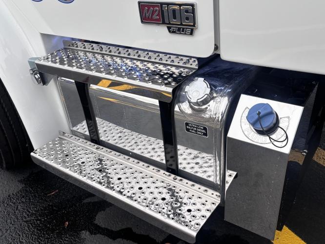 FREIGHTLINER BUSINESS CLASS M2 106 PLUS