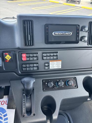FREIGHTLINER BUSINESS CLASS M2 106 PLUS