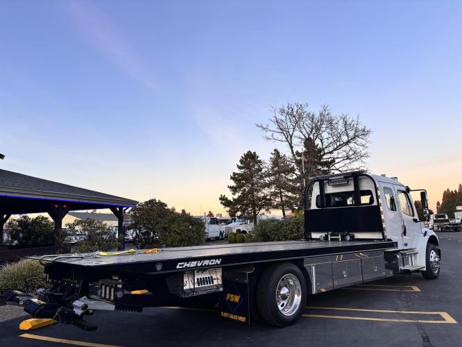 FREIGHTLINER BUSINESS CLASS M2 106 PLUS