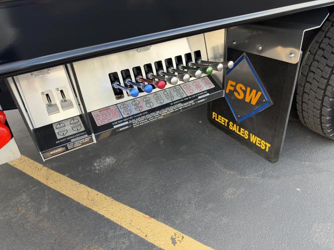 FREIGHTLINER BUSINESS CLASS M2 106 PLUS