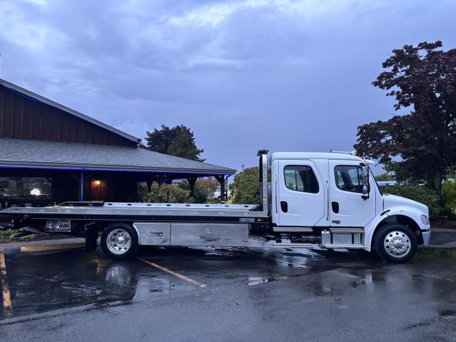 FREIGHTLINER BUSINESS CLASS M2 106 PLUS