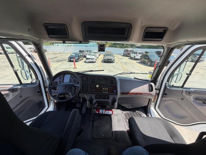 FREIGHTLINER BUSINESS CLASS M2 106