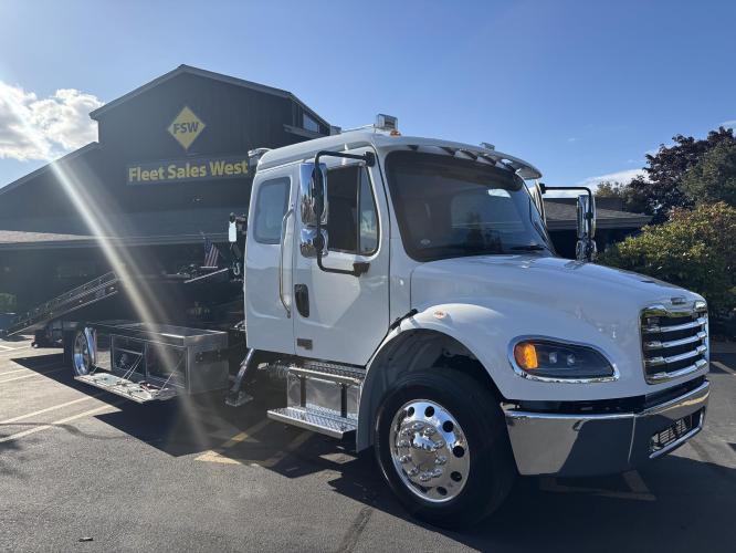 FREIGHTLINER BUSINESS CLASS M2 106 PLUS