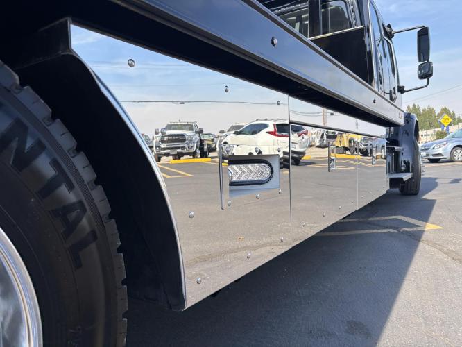 FREIGHTLINER BUSINESS CLASS M2 106 PLUS