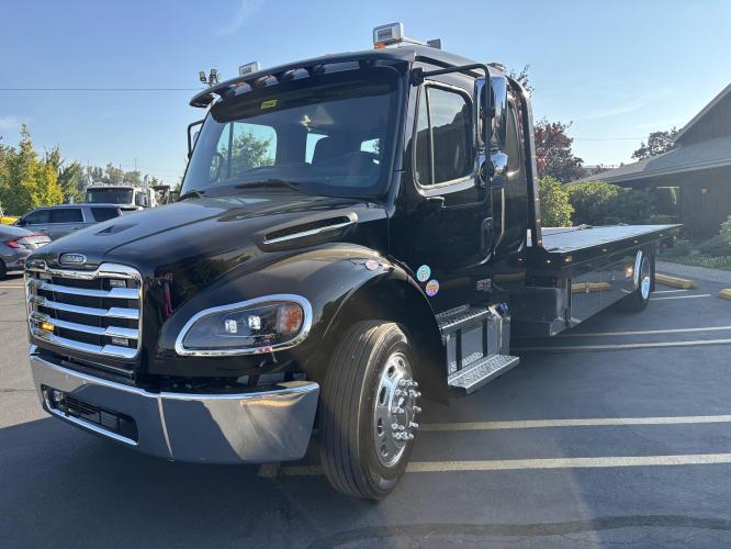 FREIGHTLINER BUSINESS CLASS M2 106 PLUS