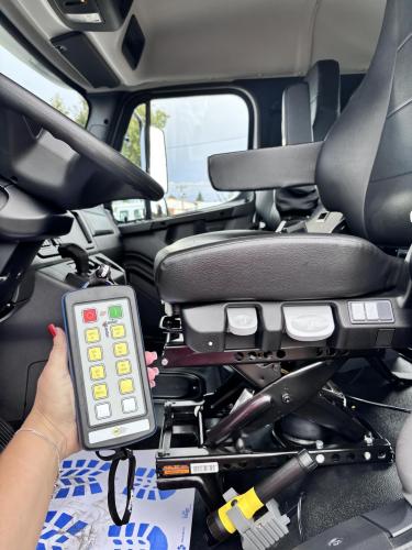 FREIGHTLINER BUSINESS CLASS M2 106 PLUS