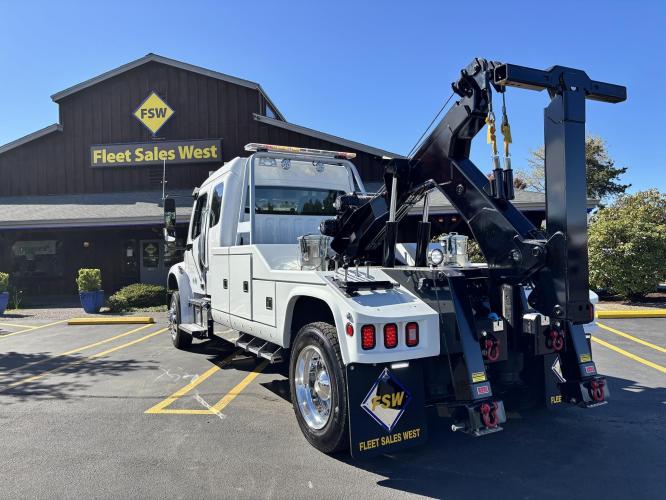 FREIGHTLINER BUSINESS CLASS M2 106 PLUS