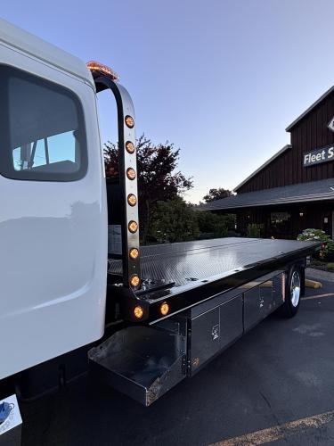 FREIGHTLINER BUSINESS CLASS M2 106 PLUS