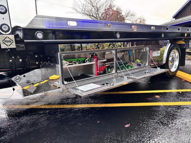 FREIGHTLINER BUSINESS CLASS M2 106 PLUS