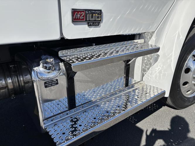 FREIGHTLINER BUSINESS CLASS M2 106 PLUS