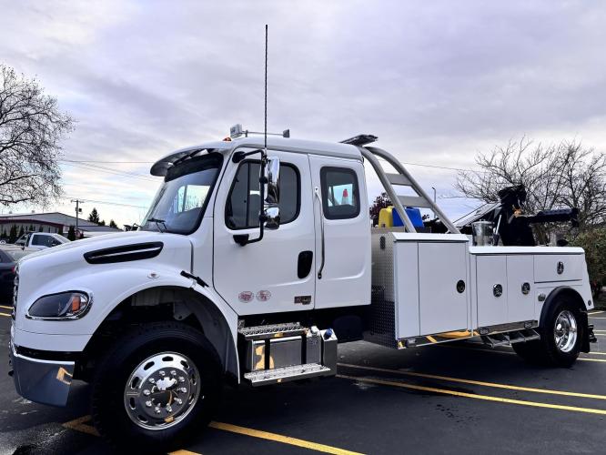 FREIGHTLINER BUSINESS CLASS M2 106 PLUS