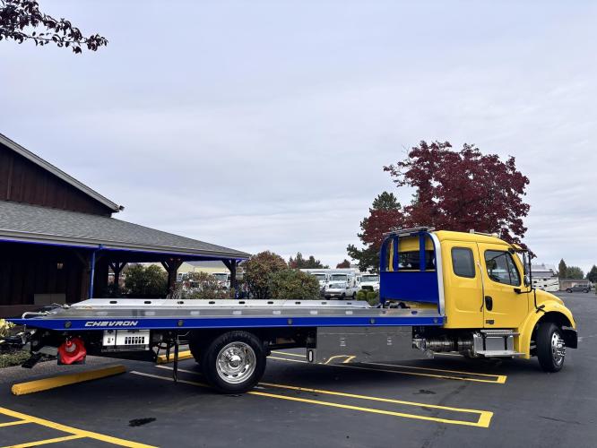 FREIGHTLINER BUSINESS CLASS M2 106 PLUS