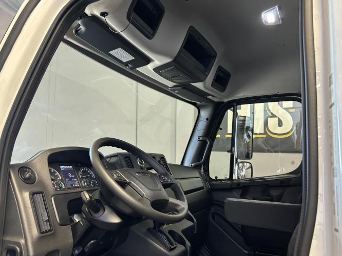 FREIGHTLINER BUSINESS CLASS M2 106 PLUS