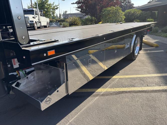 FREIGHTLINER BUSINESS CLASS M2 106 PLUS