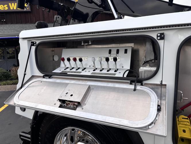 FREIGHTLINER BUSINESS CLASS M2 106 PLUS