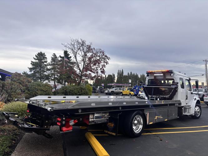 FREIGHTLINER BUSINESS CLASS M2 106 PLUS