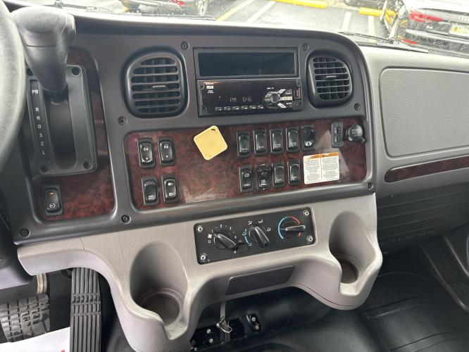 FREIGHTLINER BUSINESS CLASS M2 106