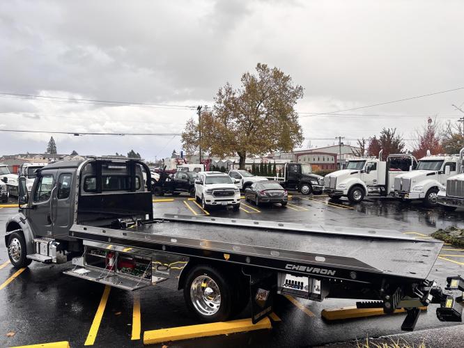 FREIGHTLINER BUSINESS CLASS M2 106 PLUS