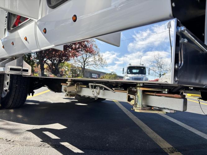 FREIGHTLINER BUSINESS CLASS M2 106 PLUS