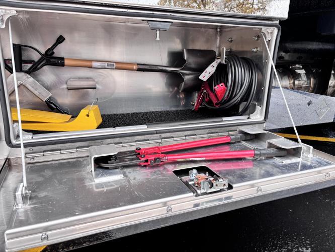 FREIGHTLINER BUSINESS CLASS M2 106 PLUS