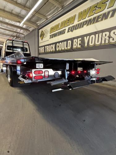 FREIGHTLINER BUSINESS CLASS M2 106 PLUS