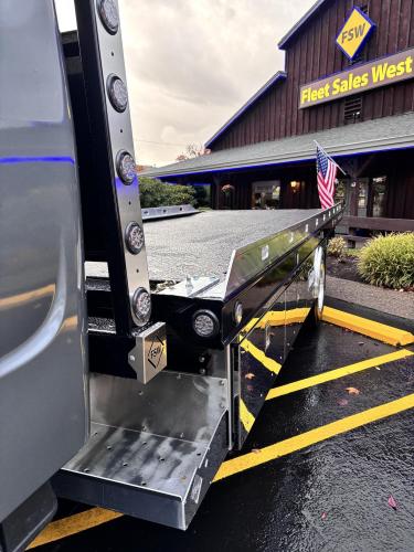 FREIGHTLINER BUSINESS CLASS M2 106 PLUS