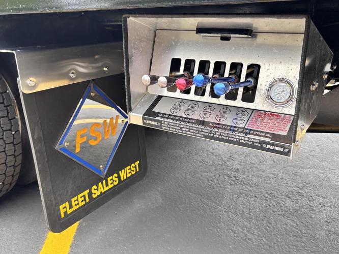 FREIGHTLINER BUSINESS CLASS M2 106 PLUS