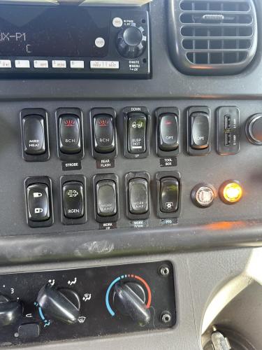 FREIGHTLINER BUSINESS CLASS M2 106 PLUS