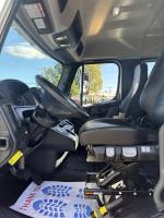 FREIGHTLINER BUSINESS CLASS M2 106 PLUS
