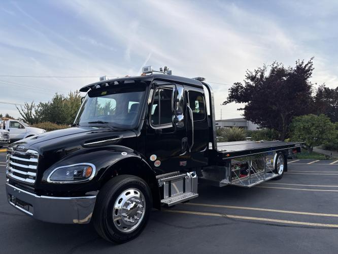FREIGHTLINER BUSINESS CLASS M2 106 PLUS