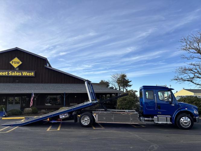 FREIGHTLINER BUSINESS CLASS M2 106 PLUS