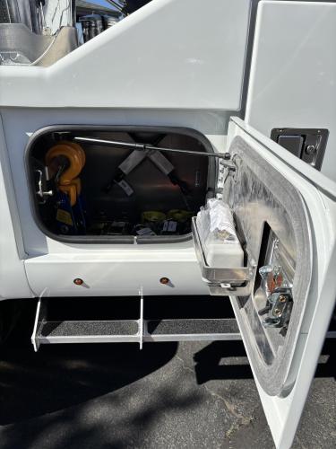 FREIGHTLINER BUSINESS CLASS M2 106 PLUS