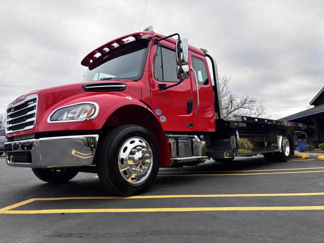 FREIGHTLINER BUSINESS CLASS M2 106 PLUS