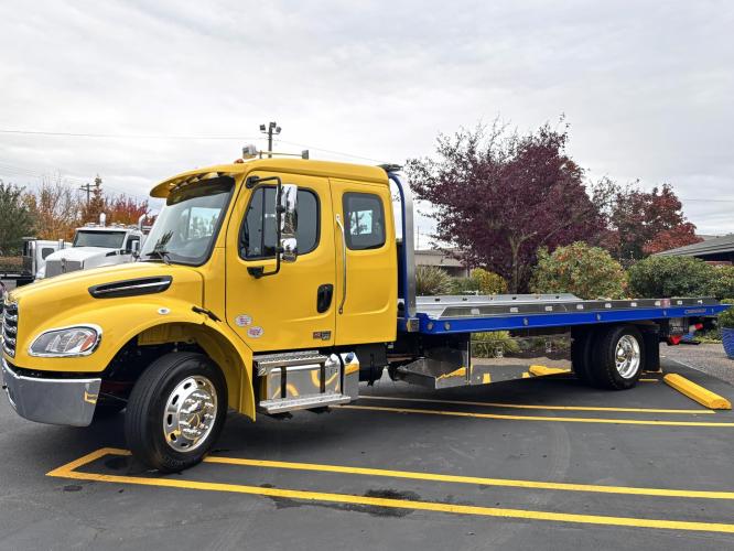 FREIGHTLINER BUSINESS CLASS M2 106 PLUS