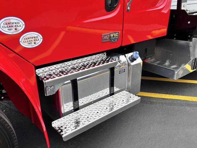 FREIGHTLINER BUSINESS CLASS M2 106 PLUS