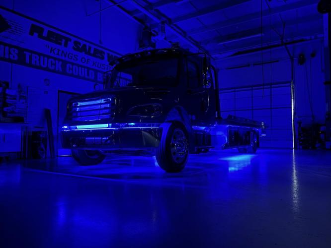 FREIGHTLINER BUSINESS CLASS M2 106 PLUS