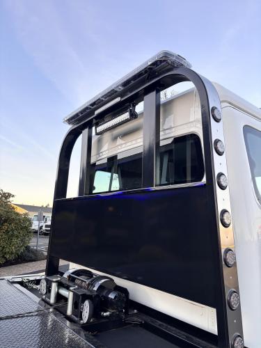 FREIGHTLINER BUSINESS CLASS M2 106 PLUS