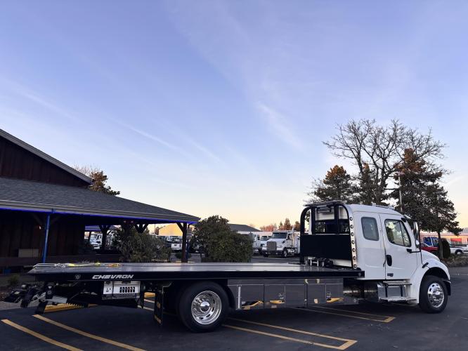 FREIGHTLINER BUSINESS CLASS M2 106 PLUS