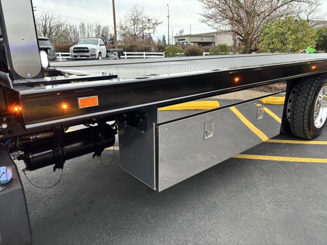 FREIGHTLINER BUSINESS CLASS M2 106 PLUS