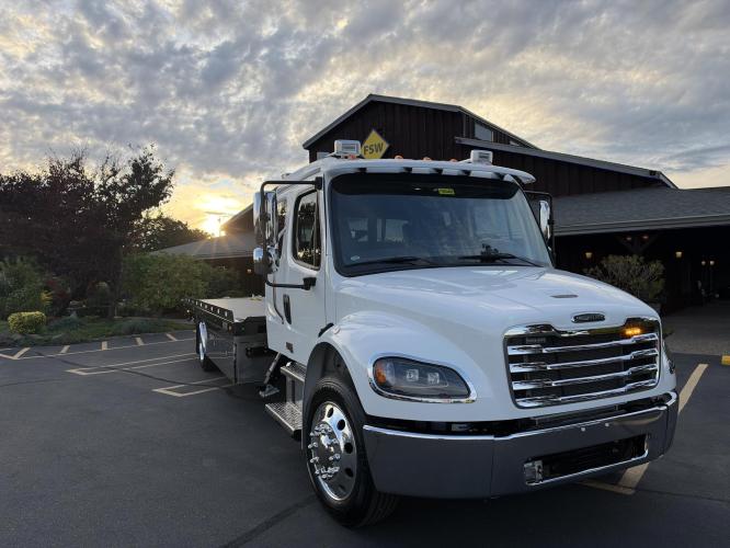 FREIGHTLINER BUSINESS CLASS M2 106 PLUS