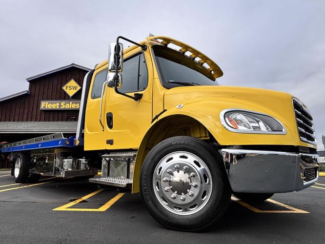 FREIGHTLINER BUSINESS CLASS M2 106 PLUS