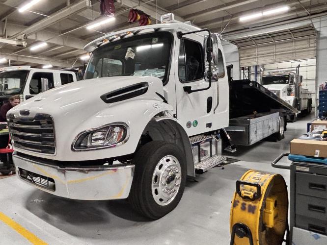 FREIGHTLINER BUSINESS CLASS M2 106 PLUS