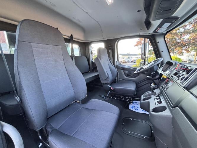 FREIGHTLINER BUSINESS CLASS M2 106 PLUS