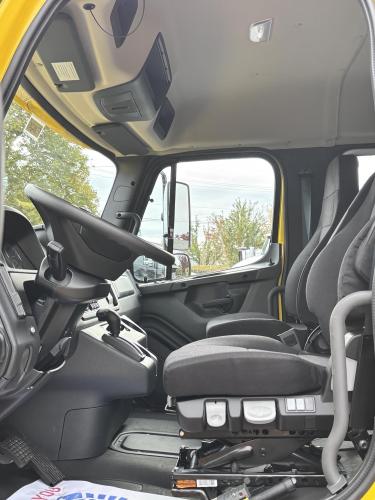 FREIGHTLINER BUSINESS CLASS M2 106 PLUS