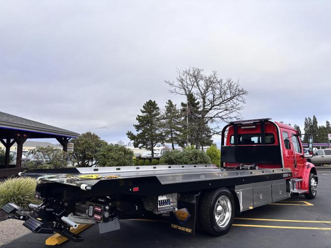 FREIGHTLINER BUSINESS CLASS M2 106 PLUS