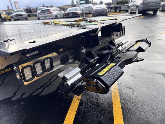 FREIGHTLINER BUSINESS CLASS M2 106 PLUS