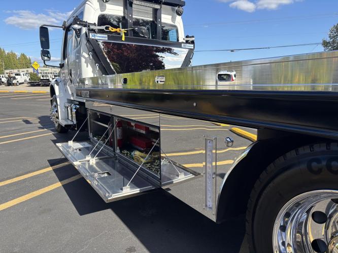 FREIGHTLINER BUSINESS CLASS M2 106 PLUS