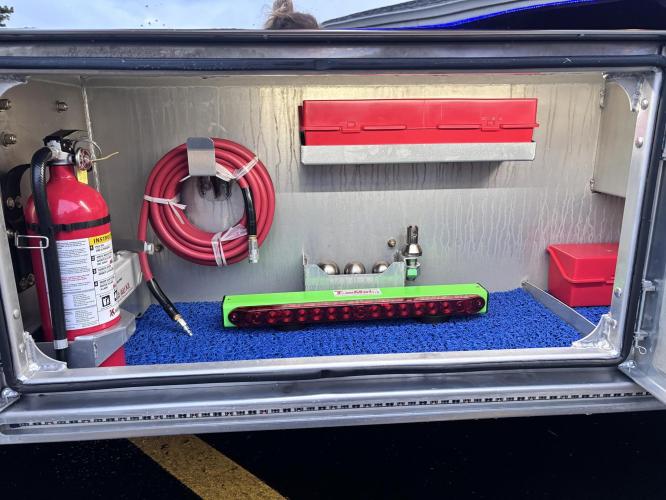 FREIGHTLINER BUSINESS CLASS M2 106 PLUS