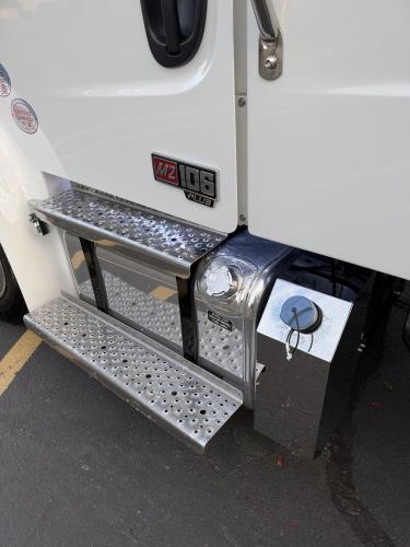 FREIGHTLINER BUSINESS CLASS M2 106 PLUS